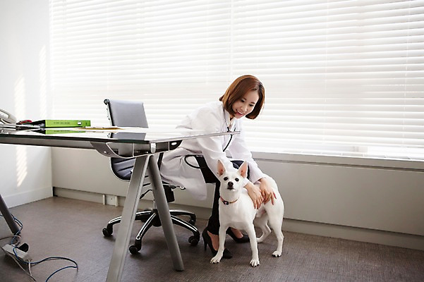 포토 JPG 스튜디오촬영 전신 한마리 우먼라이프 여자 실내 사랑 한명 앉기 성인 옆모습 30대 진료 한국인 의사가운 도움 강아지 보호 동물보호 동물병원 수의사 반려 여자만 성인여자한명만 펫팸족 스피츠 국내포토 1 라이프스타일 감정 뷰포인트 컨셉 의학 모션 병원 사람 동양인 내부 장년 반려동물 의사 가운 개 사회이슈 신조어 여자한명만 성인여자만 파일형식