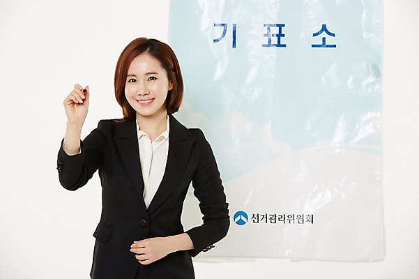 포토 JPG 스튜디오촬영 여자 실내 한명 서기 미소 들기 정장 상반신 성인 앞모습 30대 도장 한국인 비즈니스우먼 투표 선거 투표소 여자만 성인여자한명만 유권자 국내포토 1 옷 뷰포인트 비즈니스 모션 표정 사람 동양인 내부 장년 직장인 민주주의 여자한명만 성인여자만 파일형식