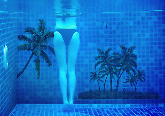 PSD 편집이미지 여자 여행 수영장 한명 서기 뒷모습 비키니 야자수 하반신 성인여자한명만 이미지편집 나무 1 수영복 뷰포인트 모션 사람 여자한명만 성인여자만 파일형식