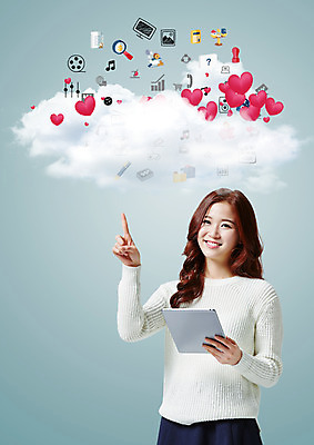 PSD 구름 편집이미지 여자 한명 서기 미소 들기 상반신 20대 성인 앞모습 태블릿 한국인 하트 가리킴 여자만 성인여자한명만 이미지편집 자연요소 모양 1 뷰포인트 모션 표정 사람 동양인 손짓 청년 전자제품 스마트기기 여자한명만 성인여자만 파일형식