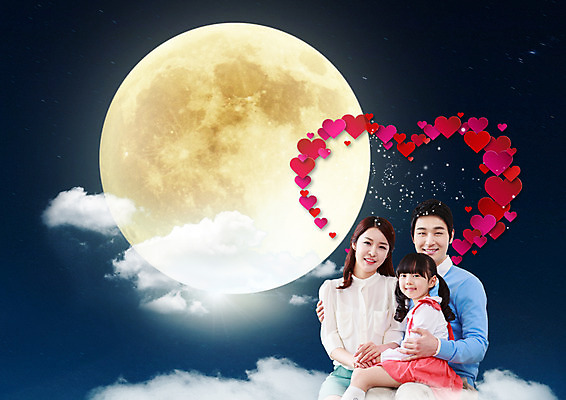 PSD 구름 편집이미지 여자 남자 딸 어린이 가족 하늘 엄마 사랑 미소 앉기 상반신 성인 앞모습 세명 보름달 하트 아빠 이미지편집 자연요소 모양 감정 뷰포인트 관계 모션 표정 사람 달 파일형식