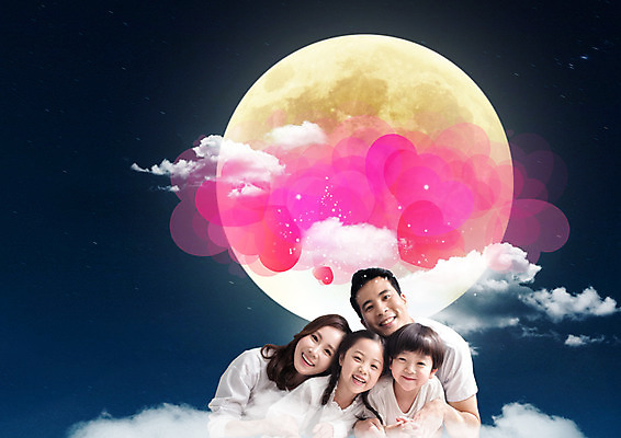 PSD 구름 편집이미지 여자 남자 딸 아들 어린이 가족 하늘 엄마 사랑 미소 여러명 상반신 성인 앞모습 보름달 하트 아빠 이미지편집 자연요소 모양 감정 뷰포인트 다수 관계 표정 사람 달 파일형식