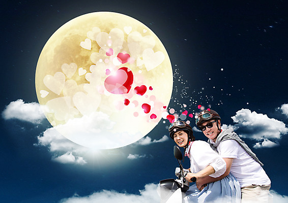 PSD 구름 편집이미지 여자 남자 중년 하늘 사랑 미소 상반신 두명 옆모습 오토바이 보름달 하트 중년부부 중년만 이미지편집 자연요소 모양 부부 감정 뷰포인트 표정 사람 성인 바이크 달 성인만 파일형식