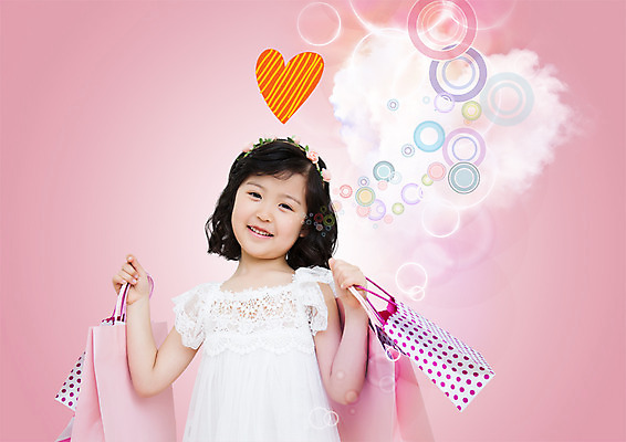 PSD 편집이미지 여자 어린이 한명 서기 미소 들기 상반신 앞모습 쇼핑백 한국인 하트 소녀한명만 이미지편집 모양 1 뷰포인트 가방 모션 표정 사람 동양인 여자한명만 소녀만 파일형식