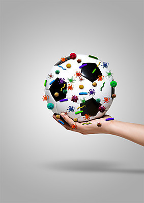 PSD 편집이미지 손 축구공 의학 한명 들기 신체부위 바이러스 박테리아 이미지편집 1 공 축구용품 모션 사람 파일형식