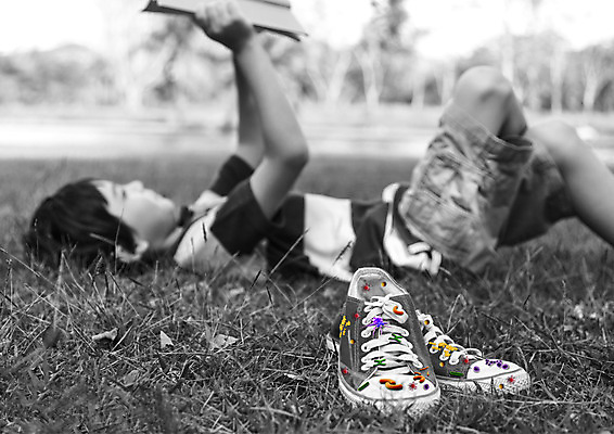 PSD 편집이미지 남자 신발 의학 한명 들기 상반신 옆모습 책 눕기 한국인 바이러스 박테리아 세균감염 이미지편집 1 뷰포인트 모션 사람 동양인 감염 파일형식