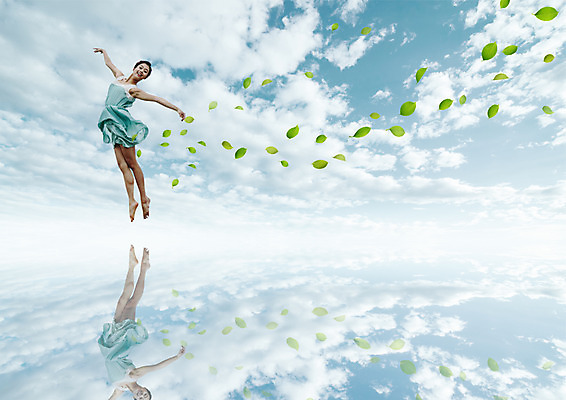 전신 PSD 구름 편집이미지 여자 하늘 나뭇잎 성인 옆모습 점프 한국인 춤 성인여자한명만 이미지편집 자연요소 뷰포인트 잎 모션 문화예술 사람 동양인 여자한명만 성인여자만 파일형식