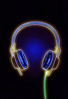 JPG 편집이미지 음악 검은배경 사람없음 빛 헤드셋 디지털합성 네온 형광 디지털아트 네온아트 편집실사 음향기기 백그라운드 문화예술 검은색 헤드폰 CG 파일형식