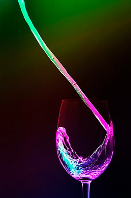 JPG 편집이미지 와인잔 검은배경 사람없음 빛 와인 디지털합성 네온 형광 디지털아트 네온아트 편집실사 백그라운드 술잔 주류 검은색 CG 파일형식