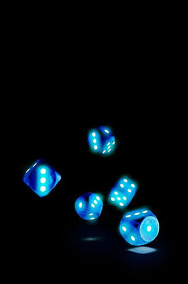 JPG 편집이미지 검은배경 사람없음 빛 디지털합성 주사위 네온 주사위놀이 주사위게임 형광 디지털아트 네온아트 편집실사 백그라운드 놀이 검은색 게임 CG 파일형식