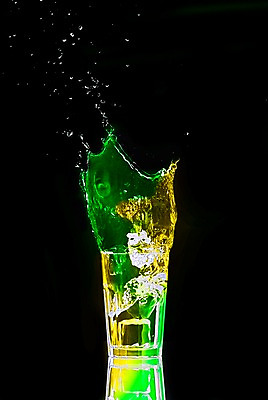 JPG 편집이미지 검은배경 잔 사람없음 빛 얼음 디지털합성 네온 형광 디지털아트 스플래쉬 네온아트 편집실사 자연요소 식기 백그라운드 검은색 CG 파일형식