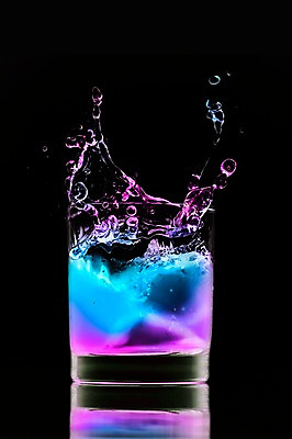 JPG 편집이미지 검은배경 잔 사람없음 빛 얼음 디지털합성 네온 형광 디지털아트 스플래쉬 네온아트 편집실사 자연요소 식기 백그라운드 검은색 CG 파일형식