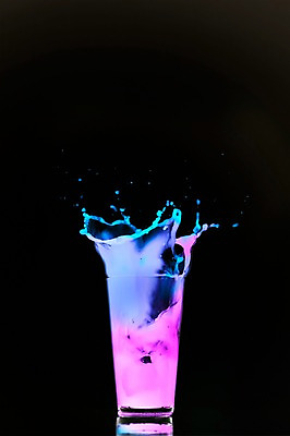 JPG 편집이미지 검은배경 잔 사람없음 빛 얼음 디지털합성 네온 형광 디지털아트 스플래쉬 네온아트 편집실사 자연요소 식기 백그라운드 검은색 CG 파일형식