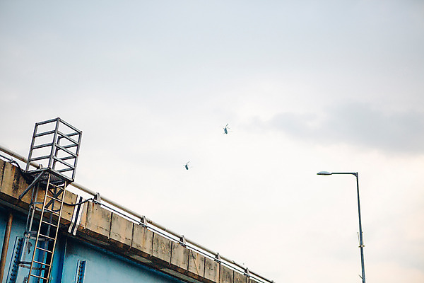 포토 JPG 주간 가로등 하늘 거리 서울 풍경 사람없음 야외 헬리콥터 가교 국내포토 자연요소 건축물 공공시설 비행기 한국 파일형식