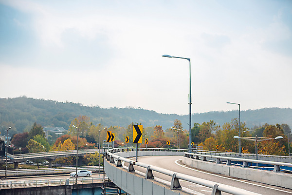 포토 JPG 주간 나무 도로 단풍 가로등 하늘 산 거리 서울 풍경 사람없음 야외 가을 도로표지판 국내포토 자연요소 식물 계절 공공시설 길 잎 교통시설 한국 표지판 파일형식