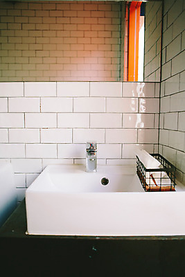 포토 JPG 주간 백그라운드 서울 실내 사람없음 거울 타일 세면대 화장실 공중화장실 보석길 국내포토 자연요소 한국 내부 파일형식