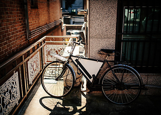 포토 JPG 주간 백그라운드 거리 서울 풍경 사람없음 야외 건물 울타리 자전거 보석길 국내포토 자연요소 건축물 한국 담장 바이크 파일형식