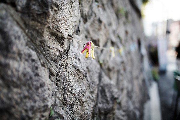 포토 JPG 주간 백그라운드 거리 서울 돌담 풍경 사람없음 야외 아웃포커스 빨랫줄 벽돌담 빨래집게 삼청동 인사동 국내포토 자연요소 줄 벽돌 한국 촬영기법 집게 담장 돌_바위 종로 파일형식