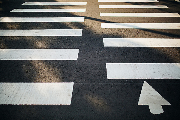 포토 JPG 주간 백그라운드 거리 서울 그림자 풍경 사람없음 야외 횡단보도 삼청동 인사동 국내포토 자연요소 한국 보행로 종로 파일형식