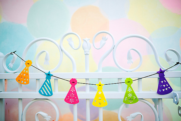 포토 JPG 주간 벽 백그라운드 거리 서울 풍경 사람없음 야외 장식 울타리 컬러풀 고깔모자 삼청동 인사동 국내포토 자연요소 모자_잡화 컬러 한국 담장 종로 파일형식