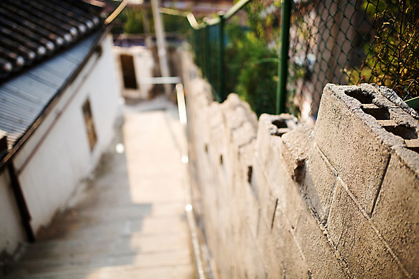 포토 JPG 주간 백그라운드 벽돌 거리 서울 풍경 사람없음 야외 건물 아웃포커스 계단 철조망 삼청동 인사동 국내포토 자연요소 건축물 한국 촬영기법 종로 파일형식