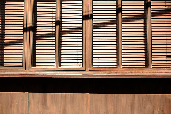 포토 JPG 주간 백그라운드 창문 거리 서울 풍경 사람없음 야외 건물 목재 나뭇결 블라인드 삼청동 인사동 국내포토 자연요소 나무 건축물 재료 한국 커튼 종로 파일형식