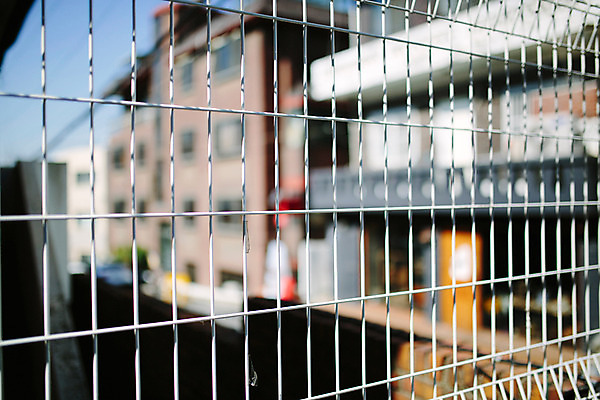 포토 JPG 주간 백그라운드 거리 서울 풍경 사람없음 야외 건물 철조망 삼청동 인사동 국내포토 자연요소 건축물 한국 종로 파일형식