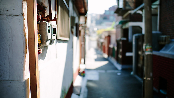 포토 JPG 주간 백그라운드 거리 주택 서울 풍경 사람없음 야외 건물 아웃포커스 삼청동 인사동 주택단지 국내포토 자연요소 건축물 부동산 한국 촬영기법 종로 파일형식