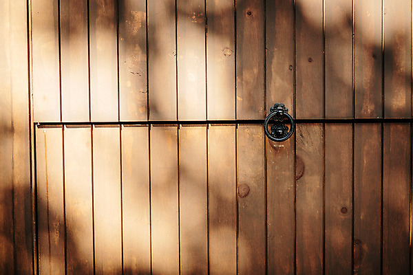 포토 JPG 주간 백그라운드 거리 서울 그림자 풍경 사람없음 야외 나뭇결 대문 나무판자 삼청동 인사동 국내포토 자연요소 한국 목재 문 종로 파일형식