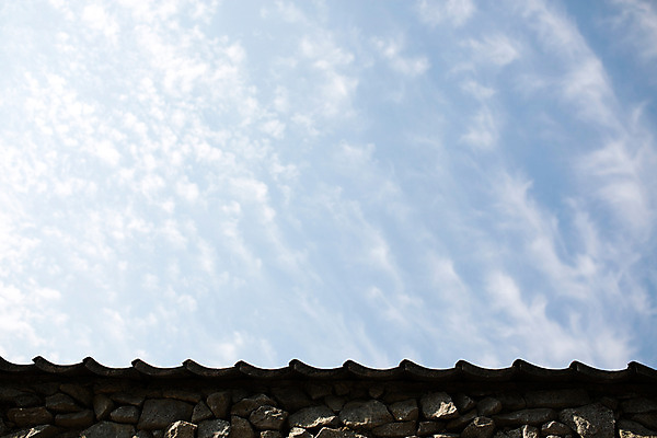 포토 JPG 주간 구름 백그라운드 하늘 거리 서울 기와 풍경 사람없음 야외 담장 삼청동 인사동 국내포토 자연요소 한국 종로 파일형식