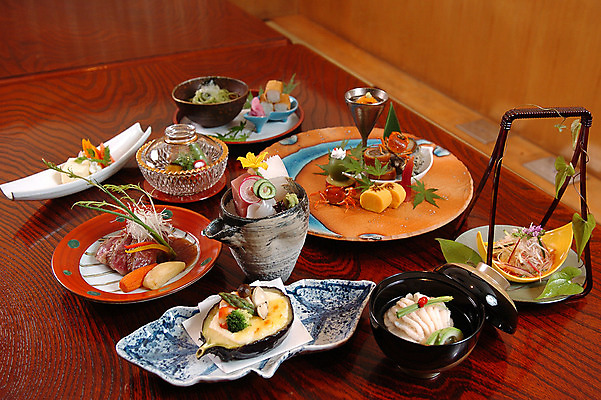 포토 JPG 그릇 접시 음식 식탁 육류 어류 사람없음 생선회 계란말이 일본음식 국내포토 식기 식재료 탁자 수중동물 회 계란요리 파일형식