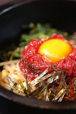 포토 JPG 음식 육류 근접촬영 사람없음 아웃포커스 계란 김 비빔밥 콩나물 돌솥 육회 돌솥비빔밥 육회비빔밥 국내포토 한식 뷰포인트 채소 식재료 촬영기법 생고기 알 해조류 나물 파일형식