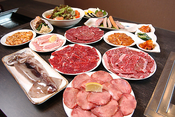 포토 JPG 접시 식재료 식탁 김치 생고기 육류 사람없음 소고기 상추 오징어 국내포토 식기 한식 채소 탁자 연체동물 수중동물 파일형식