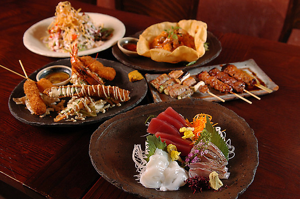 포토 JPG 접시 음식 식탁 어류 사람없음 아웃포커스 샐러드 생선회 튀김 꼬치 일본음식 국내포토 식기 탁자 촬영기법 수중동물 회 파일형식