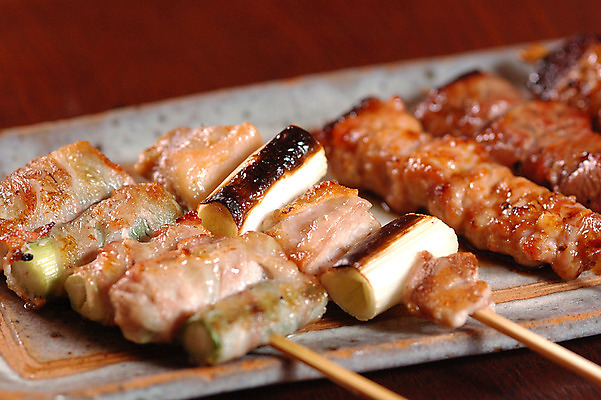 포토 JPG 접시 음식 육류 근접촬영 사람없음 아웃포커스 꼬치 구이 파 꼬치구이 일본음식 국내포토 식기 뷰포인트 채소 식재료 촬영기법 파일형식