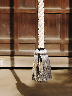 포토 JPG 주간 밧줄 고건축 일본문화 그림자 사람없음 야외 아웃포커스 일본 종 사찰 일본전통 목조 국내포토 자연요소 동양문화 전통 건축물 아시아 줄 외국문화 종교건축 촬영기법 파일형식