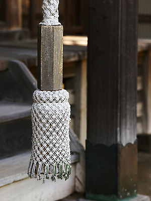 포토 JPG 주간 줄 고건축 일본문화 사람없음 야외 아웃포커스 일본 종 사찰 일본전통 목조 국내포토 자연요소 동양문화 전통 건축물 아시아 외국문화 종교건축 촬영기법 파일형식