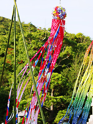 포토 JPG 주간 나무 일본문화 사람없음 야외 아웃포커스 일본 축제 깃발 대나무 일본전통 마츠리 국내포토 자연요소 식물 동양문화 전통 아시아 외국문화 촬영기법 일본전통축제 파일형식