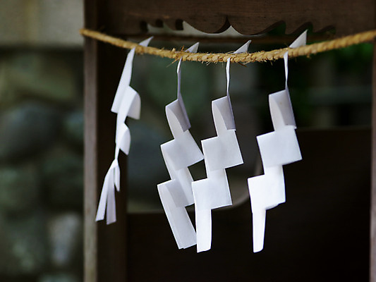 포토 JPG 주간 종교 일본문화 사람없음 야외 아웃포커스 일본 사찰 일본전통 새끼줄 미신 오미쿠지 국내포토 자연요소 동양문화 전통 아시아 줄 외국문화 종교건축 촬영기법 파일형식