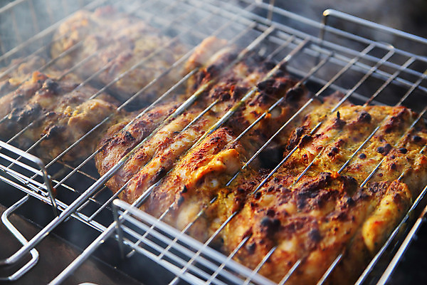 포토 JPG 해외이미지 접시 계절 불 육류 요리 사람없음 야외 여름 햇빛 소풍 파티 정원 식사 저녁식사 치킨 튀김 신선 뜨거움 그릴 바비큐 굽기 매움 주말 후추 카레 무침 점심식사 석탄 화상 해외202004 해외포토 자연요소 식기 음식 식재료 주방용품 이벤트 태양 야외활동 맛 상처 구이 향신료 닭고기요리 파일형식 이미지허브