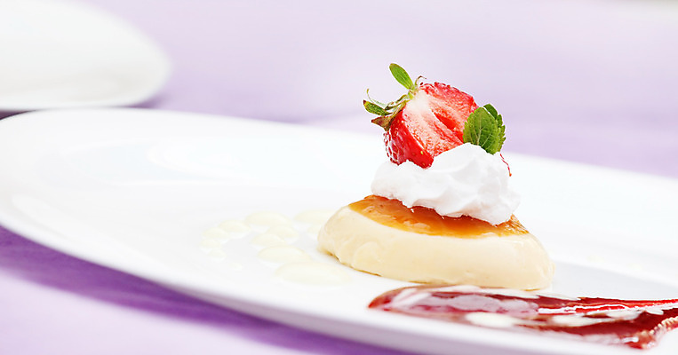 포토 JPG 해외이미지 열매 음식 잎 유리 탁자 딸기 디저트 치즈 건강 요리 사람없음 케이크 이탈리아 우유 최고 달콤 맛 잼 민트 크림 푸딩 요거트 채찍 캐러멜 해외202004 해외포토 식물 유럽 가구 컨셉 과일 재질 유제품 소스_음식 허브 파일형식 이미지허브