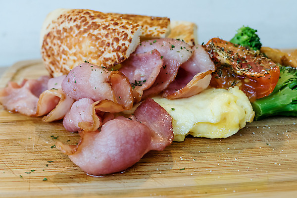 포토 JPG 해외이미지 접시 음식 빵 토마토 아침 건강 육류 사람없음 노란색 계란 식사 신선 아침식사 허브 베이컨 점심식사 스크램블 해외202004 해외포토 주간 식물 식기 컬러 채소 식재료 돼지고기 알 계란요리 파일형식 이미지허브