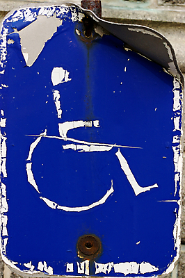 포토 JPG 해외이미지 벽 스포츠 자동차 사람없음 파란색 손상 운전 오토바이 주차 사건 사인 휠체어 서명 장애 곤란 어려움 옛날 타격 해외202004 해외포토 육상교통 컬러 컨셉 모션 바이크 파일형식 이미지허브