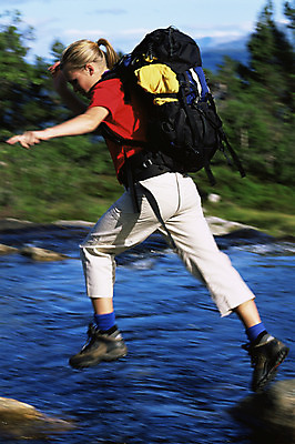 포토 JPG 해외이미지 주간 백인 가방 배낭 한명 20대 성인 시골 소프트포커스 블러 해외202004 해외포토 자연요소 서양인 1 잡화 촬영기법 사람 청년 파일형식 이미지허브