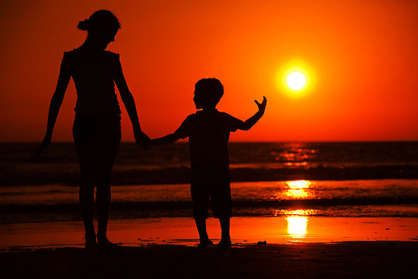 포토 JPG 해외이미지 전신 여자 남자 실루엣 어린이 바다 여행 가족 휴가 풍경 소녀 소년 해변 야외 두명 여름 손들기 걷기 손잡기 일몰 남동생 어린이만 해외202004 해외포토 계절 관계 모션 촬영기법 사람 노을 동생 파일형식 이미지허브