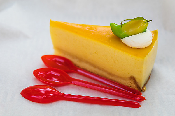 포토 JPG 해외이미지 음식 조각 과일 휴가 디저트 건강 사람없음 장식 빨간색 세로 컬러풀 노란색 숟가락 흰색 신선 달콤 맛 크림 망고 핸드메이드 해외202004 해외포토 컬러 컨셉 수저 열대과일 파일형식 이미지허브