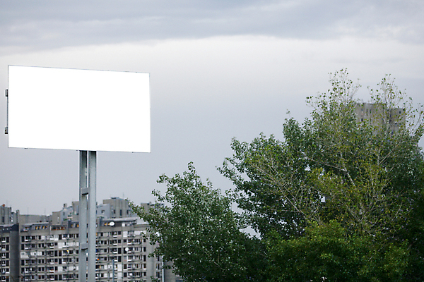 포토 JPG 해외이미지 주간 하늘 나뭇잎 간판 프레임 광고판 사람없음 야외 건물 도심 옥외간판 옥외광고 목업 해외202004 해외포토 자연요소 건축물 잎 알림판 도시 판 파일형식 이미지허브