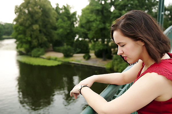 포토 JPG 해외이미지 여자 생각 한명 빨간색 초록색 강 좌절 검은머리 불안 싱글 배려 혼자 성인여자만 카피스페이스 해외202004 해외포토 1 헤어스타일 감정 컬러 컨셉 사람 공백 여자만 성인만 파일형식 이미지허브