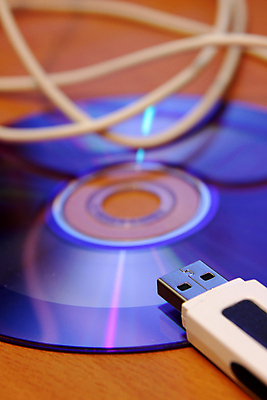 포토 JPG 해외이미지 3 사람없음 세로 자료 정보 CD 신용카드 코드 연결 USB 오브젝트 수납 DVD 정보매체 해외202004 해외포토 금융 파일형식 이미지허브