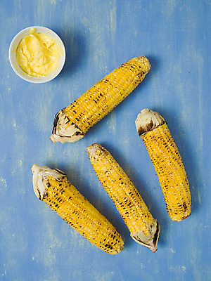 포토 JPG 해외이미지 음식 채소 옥수수 요리 사람없음 세로 노란색 시골 황금 달콤 그릴 바비큐 굽기 해외202004 해외포토 컬러 주방용품 곡류 맛 구이 파일형식 이미지허브